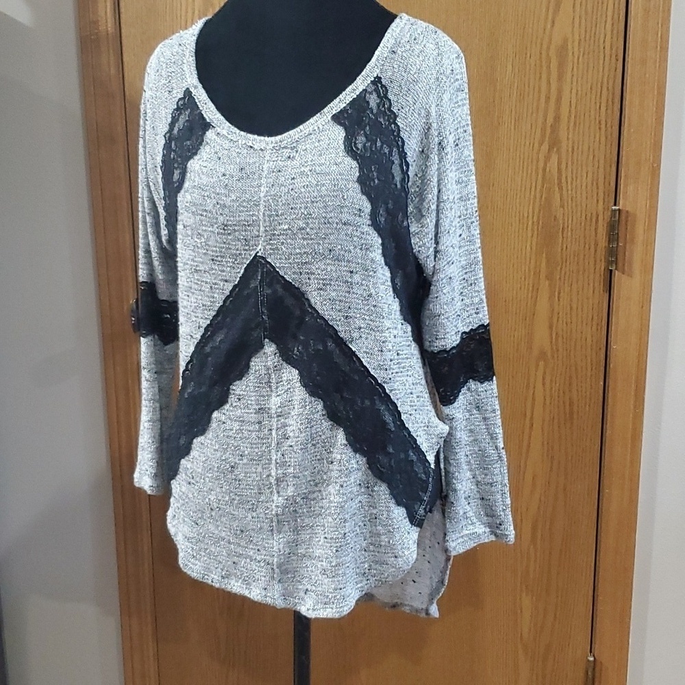 GRAY by Saks Fifth Avenue soft knit with lace details high low sweater long slee